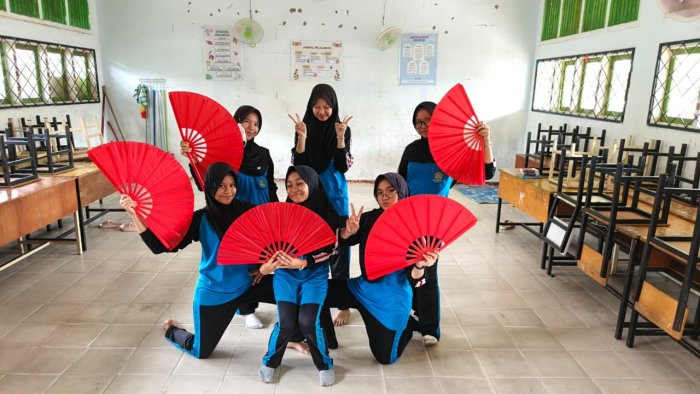 Ekskul Tari MTsN 2 Kota Jambi Latihan Kompak di Dalam Kelas