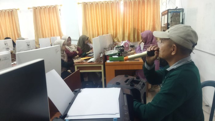 Tukar Peran Jadi Peserta: Pengawas PMB MTsN 2 Kota Jambi Bedah Aplikasi CABT