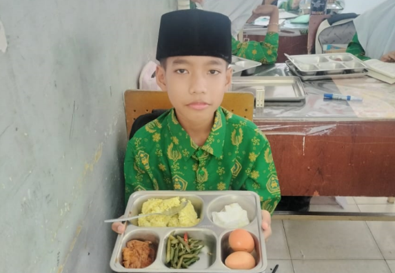 Kelas 7E MTsN 2 Kota Jambi Sambut MBG dengan Tertib dan Ceria