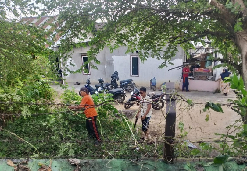 Liburan Aktif: MTsN 2 Kota Jambi Beraksi Bersihkan Sekolah