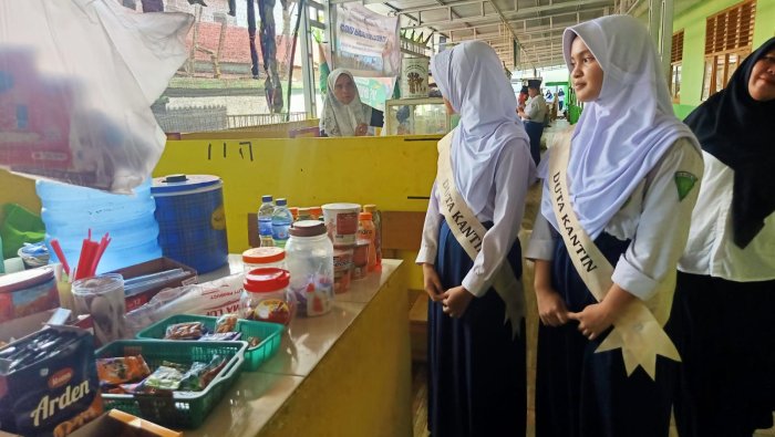 Aksi Nyata Duta Kantin MTsN 2 Kota Jambi: Sisir Area Kantin Demi Lingkungan Sehat