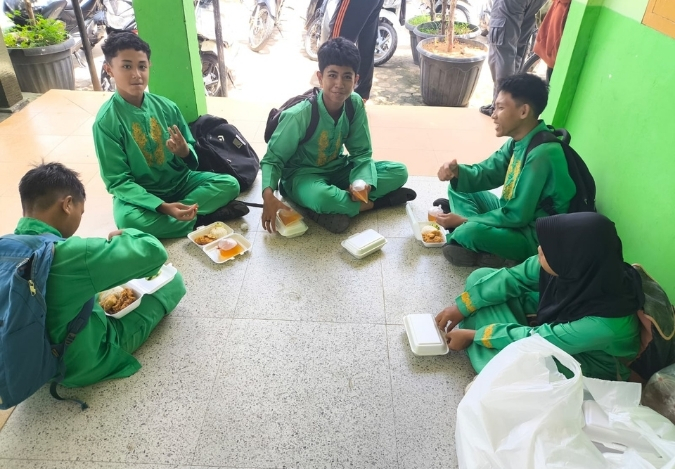 Tim Pawai MTsN 2 Kota Jambi Rayakan Juara Tiga AKSIOMA Tim Pawai MTsN 2 Kota Jambi Rayakan Juara Tiga AKSIOMA