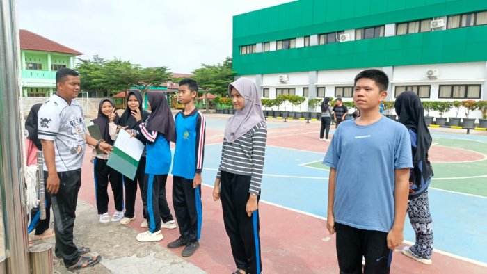 Kolaborasi 8G dan Paskibra: Latihan Siapkan Upacara Senin