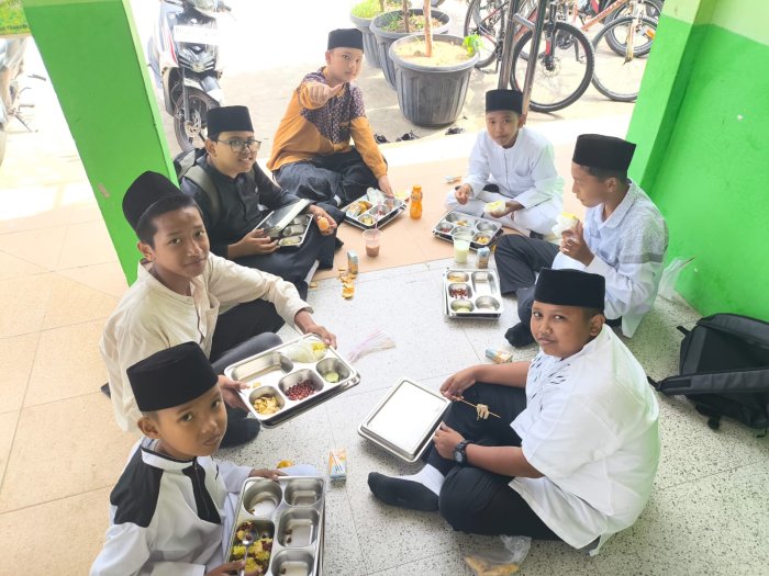 MBG Spesial Usai Maulid Nabi: Nasi Kuning dan Kebersamaan di Lapangan Madrasah