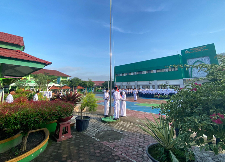 Pembina Upacara Tekankan Persiapan Ujian dan Ibadah pada Senin Pagi