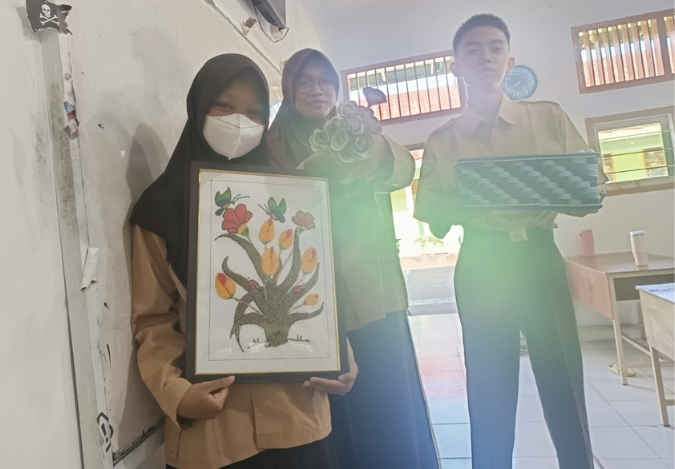 Siswa Kelas 9I Buat Karya Seni Mix Media Ramah Lingkungan