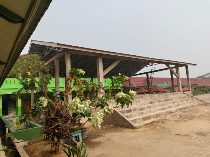 Atap Panggung Kreasi MTsN 2 Kota Jambi Rampung Terpasang