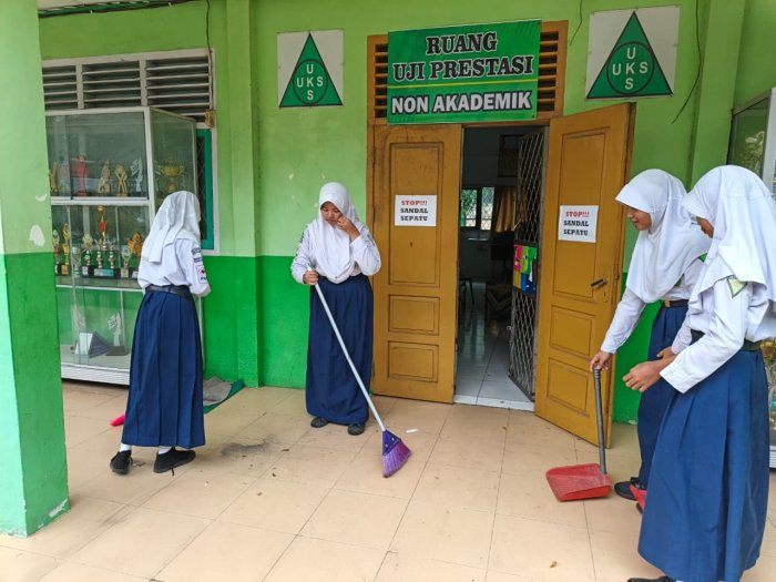 Semangat Baru, Lingkungan Bersih Warnai Awal Pembelajaran di MTsN 2 Kota Jambi