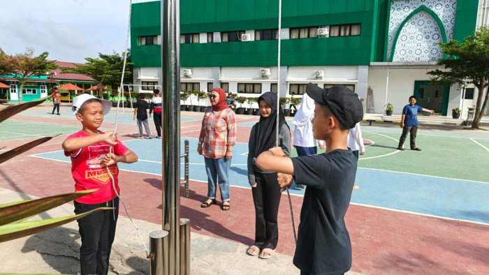 Kebersamaan dan Disiplin Kelas 8H Saat Latihan Petugas Upacara Kebersamaan dan Disiplin Kelas 8H Saat Latihan Petugas Upacara