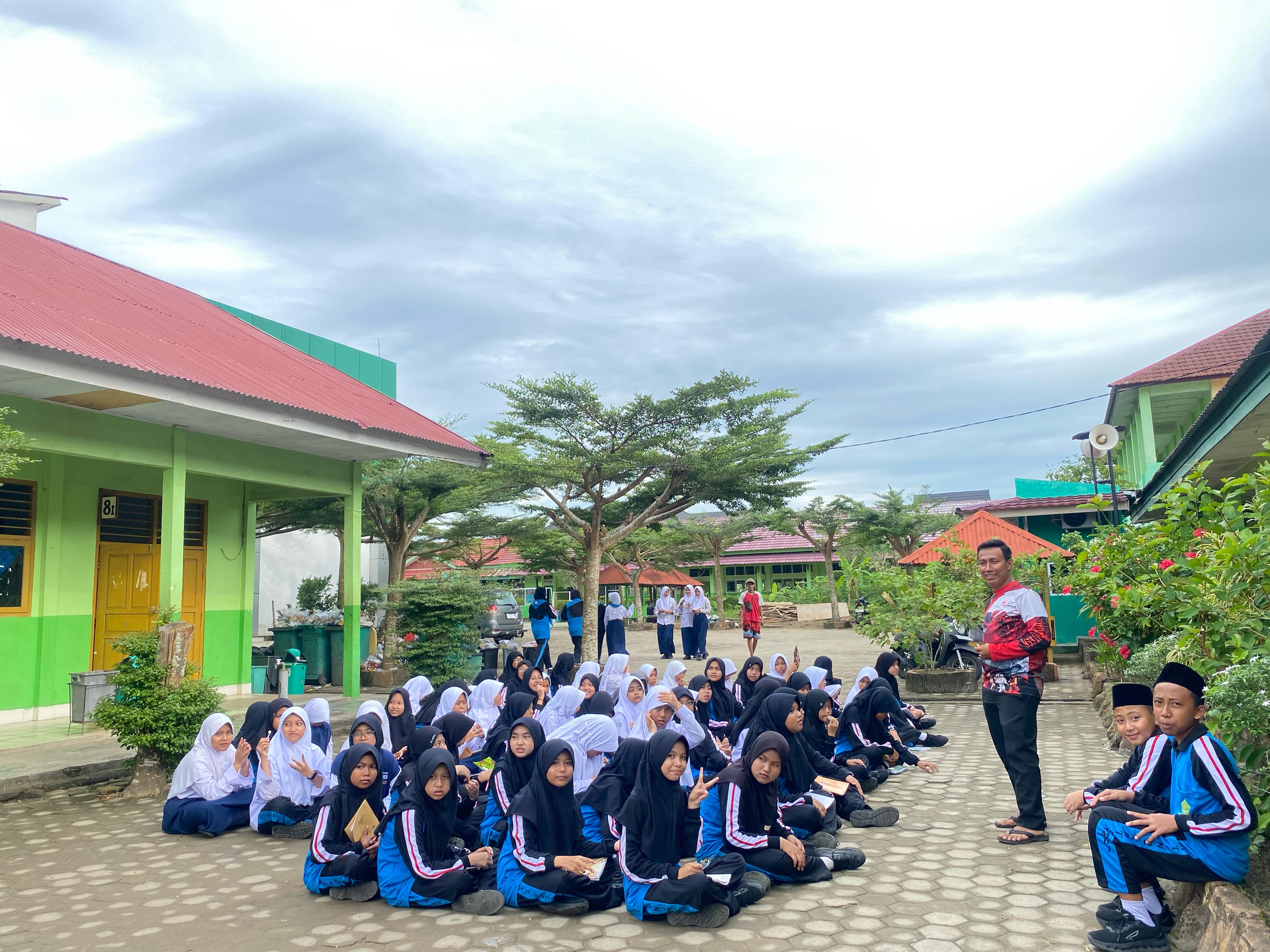 PMR MTsN 2 Kota Jambi Gelar Latihan Rutin Selasa, 5 Agustus 2025 PMR MTsN 2 Kota Jambi Gelar Latihan Rutin Selasa, 5 Agustus 2025