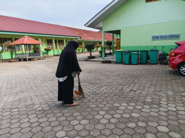 Aksi Nyata Pahlawan Kebersihan Menjaga Lingkungan Madrasah Tetap Asri Aksi Nyata Pahlawan Kebersihan Menjaga Lingkungan Madrasah Tetap Asri