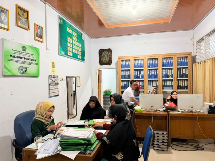 Kejar Akurasi Data PDUM, Tenaga Kependidikan MTsN 2 Kota Jambi Lembur Kerja Kejar Akurasi Data PDUM, Tenaga Kependidikan MTsN 2 Kota Jambi Lembur Kerja