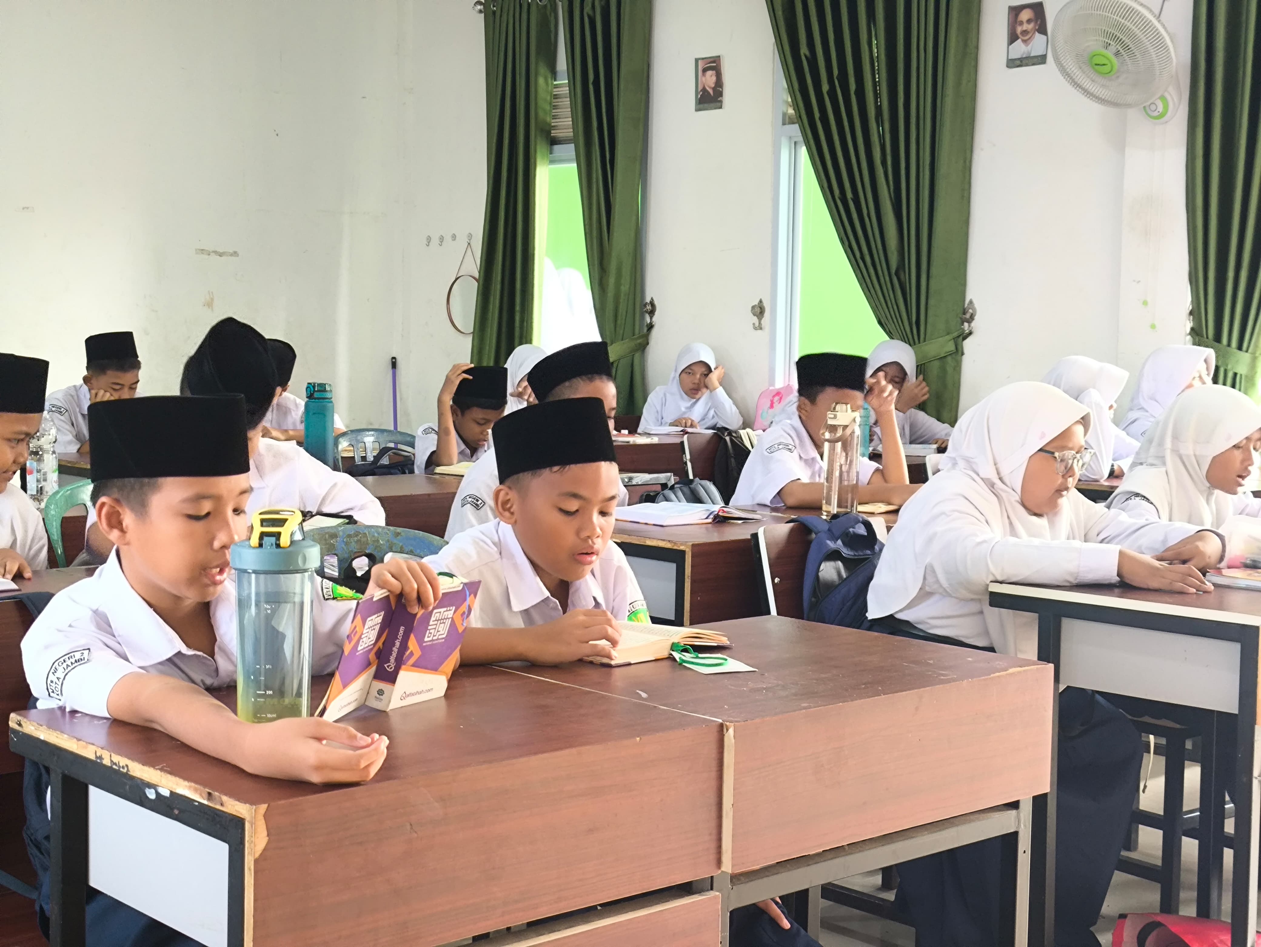 MTsN 2 Kota Jambi Konsisten Laksanakan Pembiasaan Baca Al-Qurâ€™an Sebelum Belajar