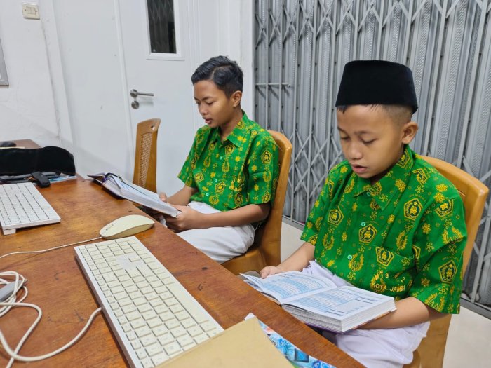 Tadarus Al-Quran di Lab Komputer, Cara Siswa VIII F MTsN 2 Kota Jambi Mulai Hari