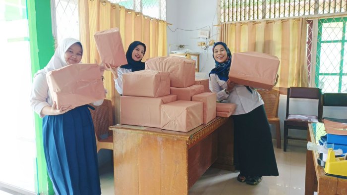 GTK dan Siswi MTsN 2 Kota Jambi Antusias Membungkus Hadiah Jalan Santai HAB ke‑80