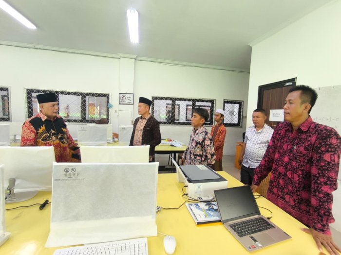 Kepala Kemenag Kota Jambi Tinjau Laboratorium Komputer Baru MTsN 2 Kota Jambi