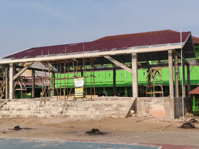 Mulai Teduh, Bayangan Atap Panggung Kreasi MTsN 2 Kota Jambi Semakin Nampak