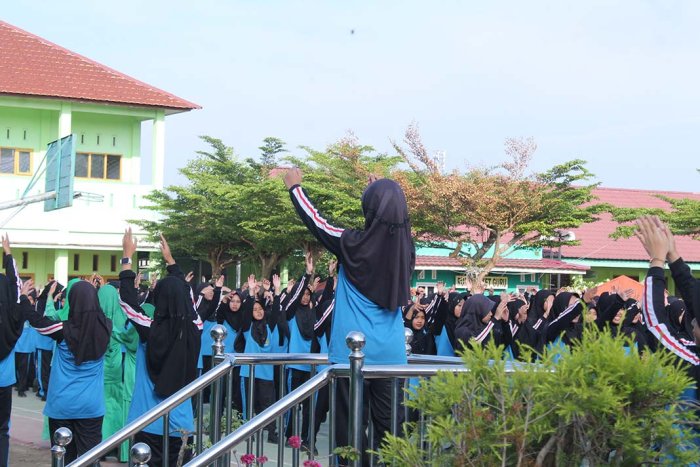 Senam Pagi Jumat di MTsN 2 Kota Jambi Untuk Tingkatkan Semangat Siswa