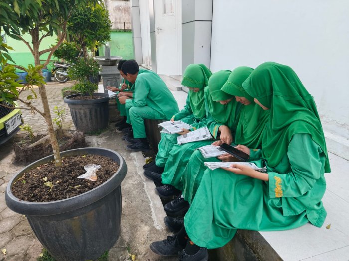 Begini Potret Siswa MTsN 2 Kota Jambi Luangkan Waktu Sebelum Mulai Ujian Begini Potret Siswa MTsN 2 Kota Jambi Luangkan Waktu Sebelum Mulai Ujian