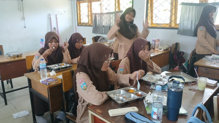 MBG Kelas 8J dan 9F: Ayam Kecap dan Jeruk Jadi Penutup Pagi yang Penuh Energi