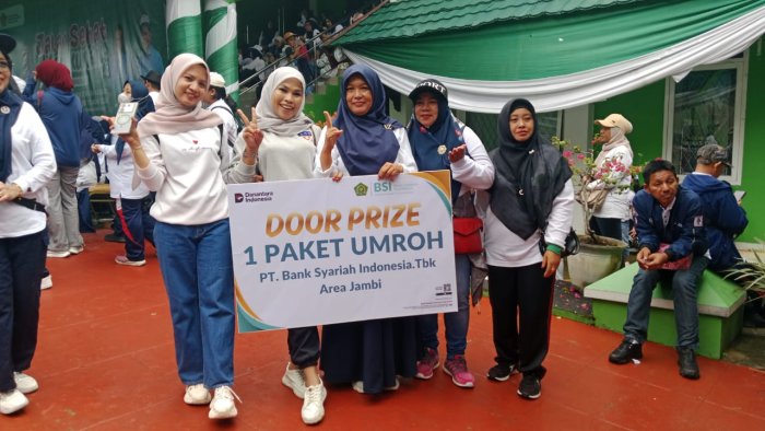 Guru MTsN 2 Kota Jambi, Rahmah S.Pd., Raih Doorprize Utama Paket Umrah di Jalan Sehat HAB ke-80