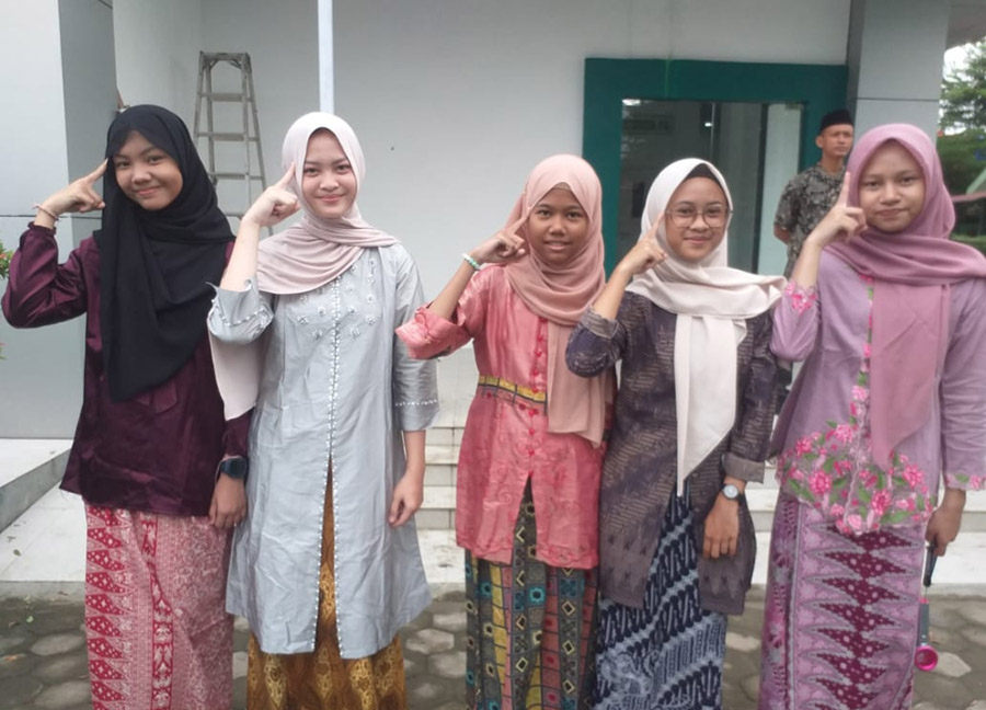 Hardiknas Bermakna: Peserta Didik Meriahkan dengan Berbusana Adat Hardiknas Bermakna: Peserta Didik Meriahkan dengan Berbusana Adat