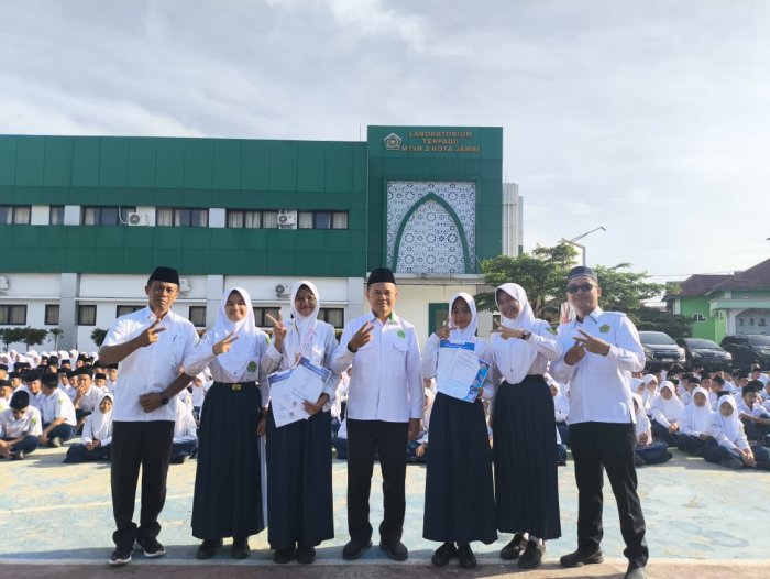 Dari Lapangan Upacara ke Panggung Nasional: Puput dan Syafa Buat MTsN 2 Kota Jambi Bangga!