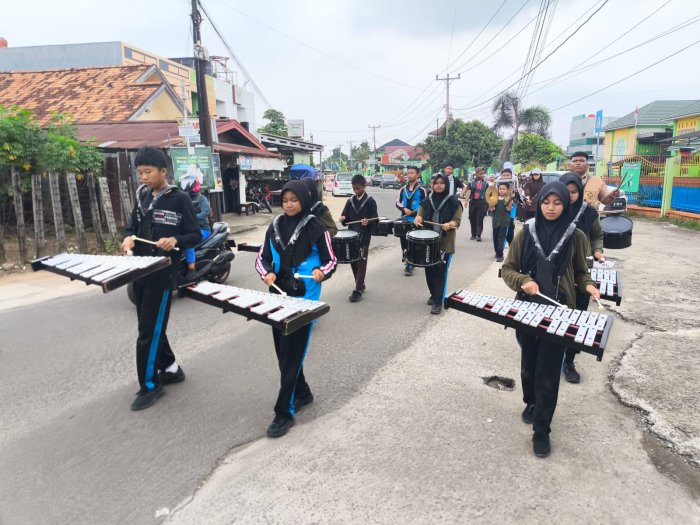 Tim Drumband MTsN 2 Kota Jambi Latihan Pawai ke Luar Madrasah: Bersama Bapak Wahid Mantapkan Formasi Menuju Sabtu