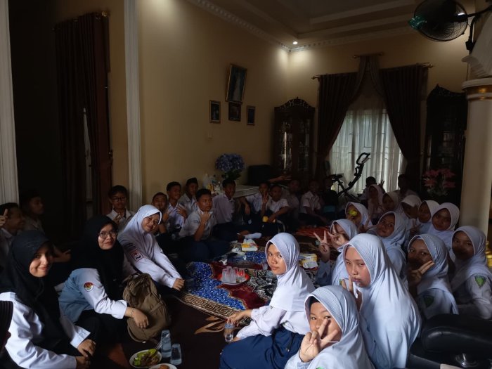 Rombongan MTsN 2 Kota Jambi Kunjungi Siswa yang Mengalami Musibah saat Bertugas
