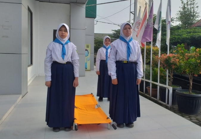 PMR Bantu Hadirkan Rasa Aman di Lapangan Upacara MTsN 2 Kota Jambi