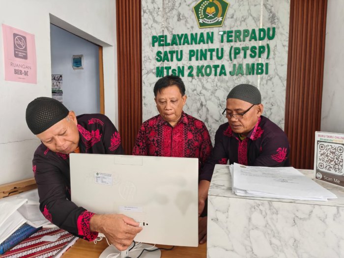 Bebas Lemot! PTSP MTsN 2 Kota Jambi Kini Pakai Komputer AIO Baru