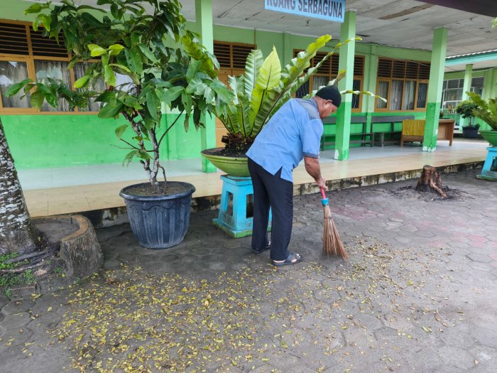 Halaman Basah Tak Jadi Halangan, Tenaga Kebersihan Tetap Beraksi