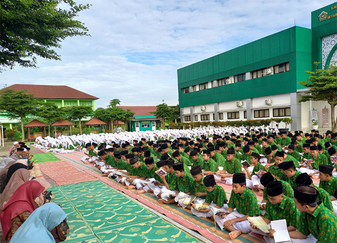 Kebersamaan dalam Doa: Yasinan Pagi di Lapangan MTsN 2 Kota Jambi Kebersamaan dalam Doa: Yasinan Pagi di Lapangan MTsN 2 Kota Jambi