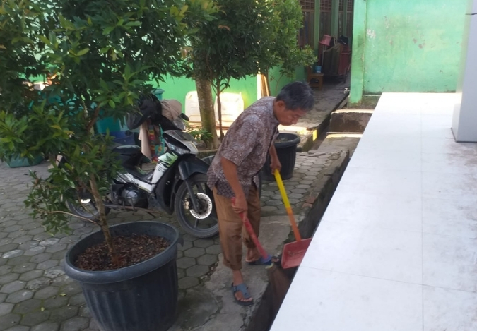 Pahlawan Kebersihan MTsN 2 Kota Jambi, Semangat Menjaga Lingkungan Sejak Pagi