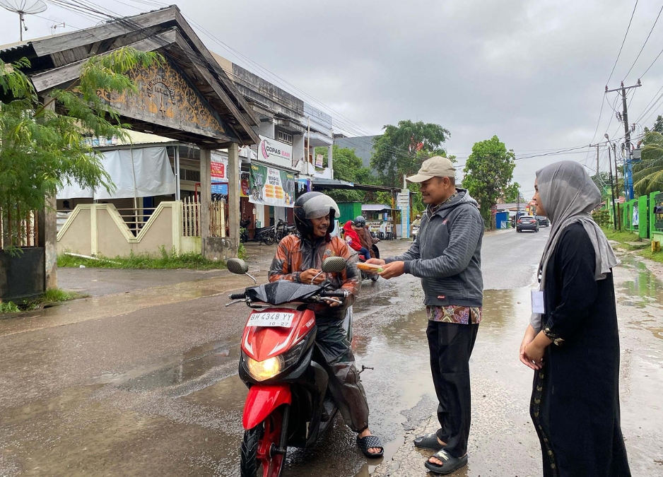 Dibalik Rintik Hujan, Ada Hangatnya Kepedulian dari MTsN 2 Kota Jambi