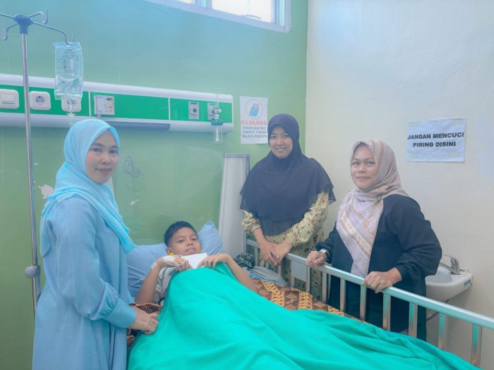 Kesra MTsN 2 Kota Jambi Rutin Lakukan Kegiatan Sosial: Ibu Nofitri Yani Pimpin Kunjungan Penuh Kepedulian