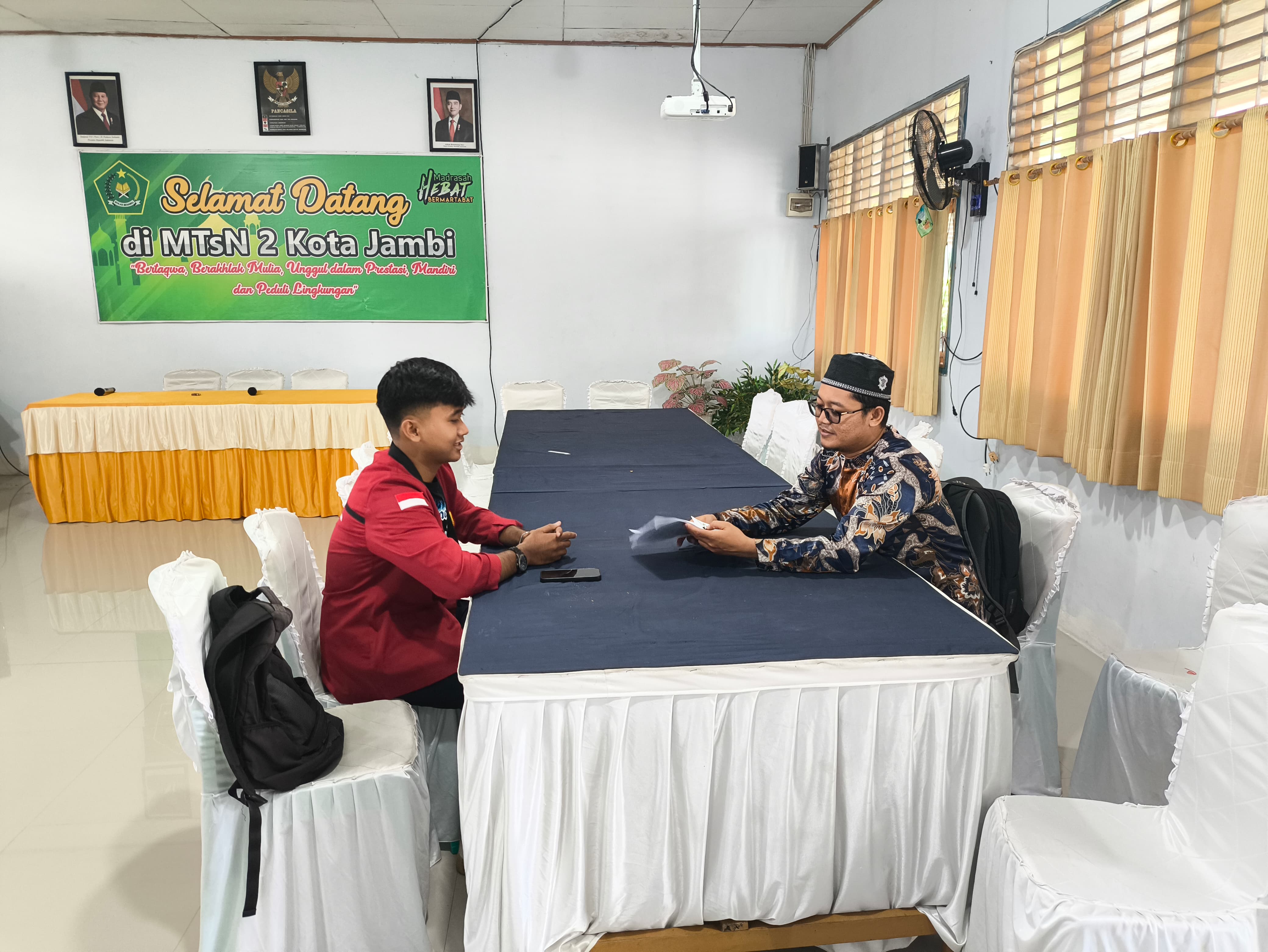 Waka Humas MTsN 2 Kota Jambi Jadi Narasumber Skripsi Mahasiswa UIN STS Jambi