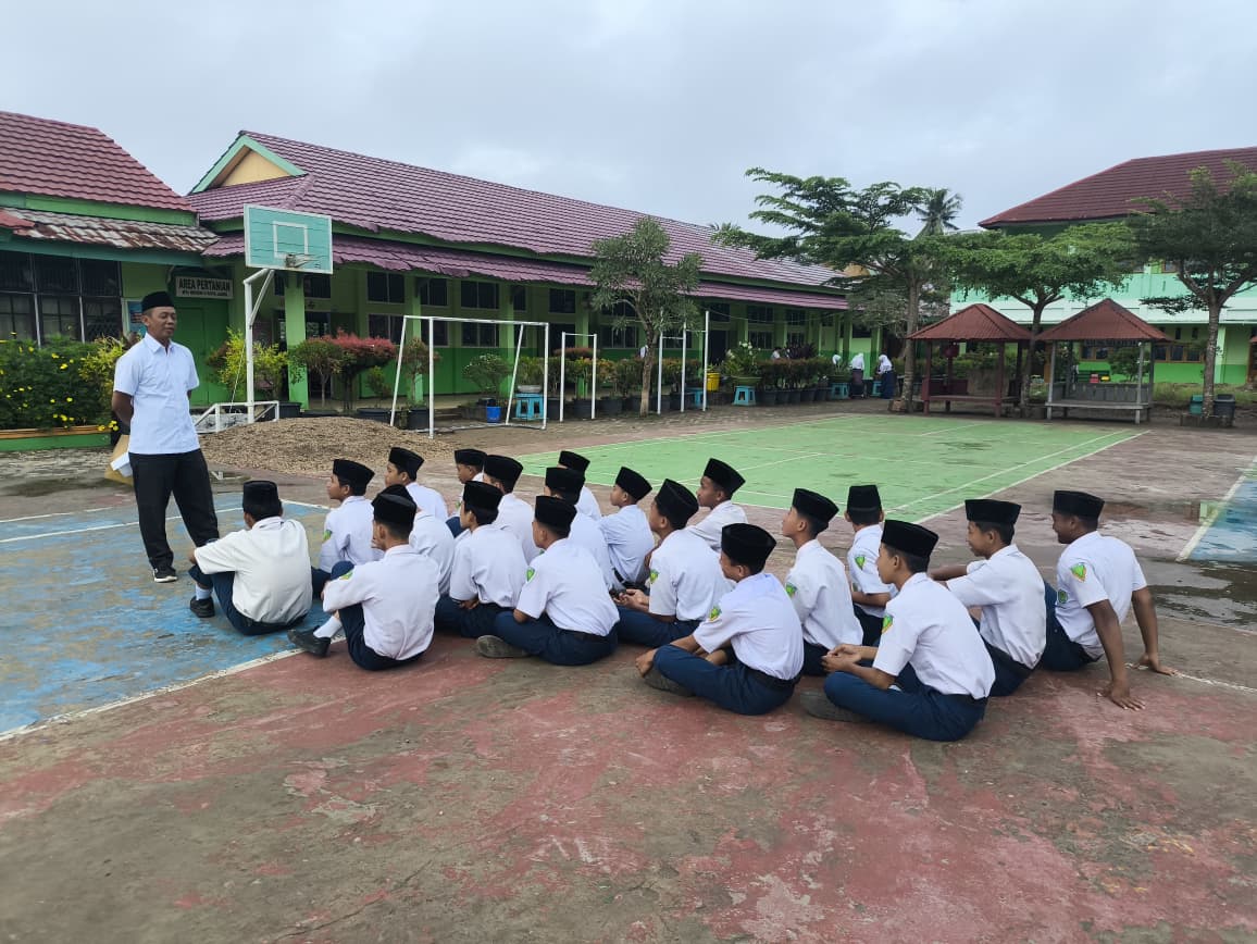 Waka Kesiswaan Tekankan Disiplin dan Etika Usai Upacara Bendera