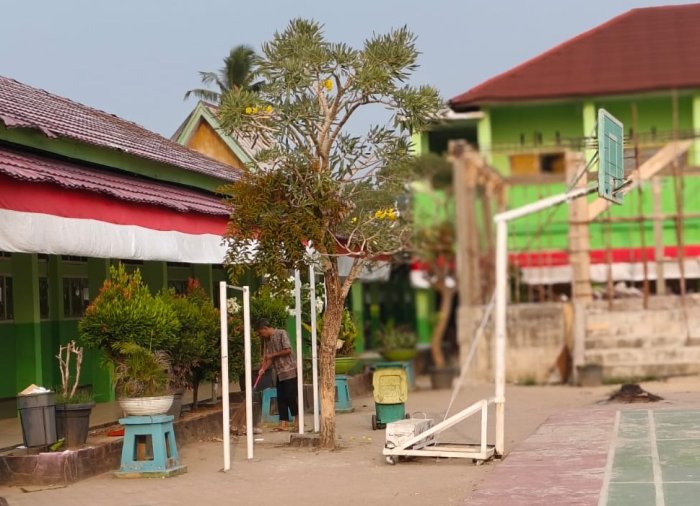 Sunyi Saat PJJ, Petugas Kebersihan MTsN 2 Kota Jambi Tetap Sigap