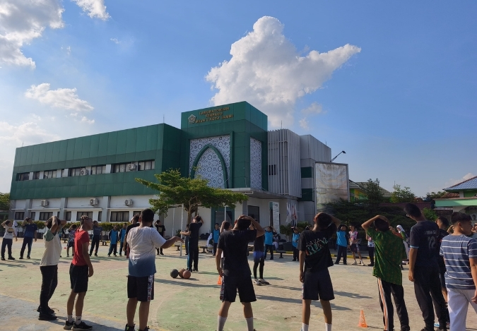 Asah Skill, Tim Basket Putra MTsN 2 Kota Jambi Latihan Under Ring dan Dribel Asah Skill, Tim Basket Putra MTsN 2 Kota Jambi Latihan Under Ring dan Dribel