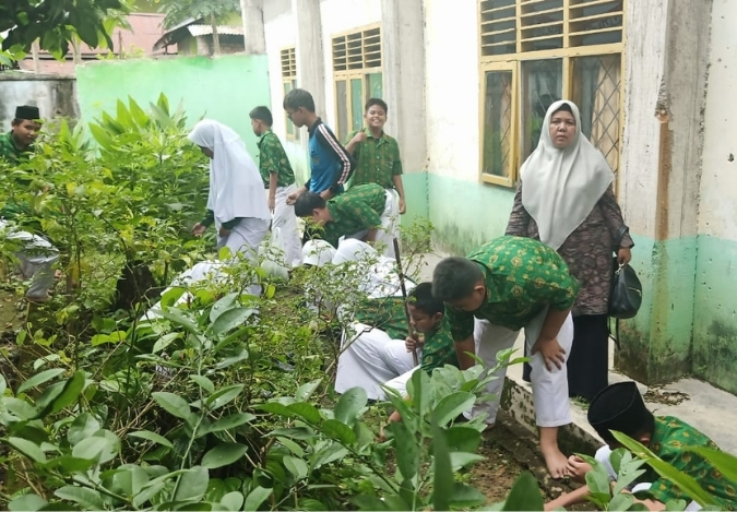 Peduli Lingkungan, Rawat TOGA: Gotong Royong Siswa MTsN 2 Kota Jambi