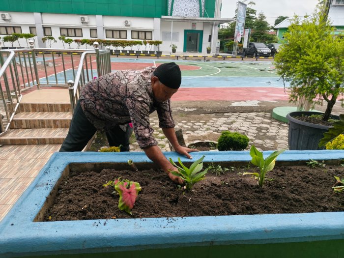 Tampil Rapi Tetap Peduli, Tendik MTsN 2 Kota Jambi Jaga Kebersihan Taman