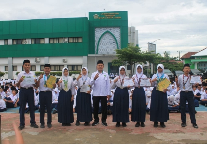 Madrasah Beri Penghargaan, Siswa Berprestasi Jadi Inspirasi