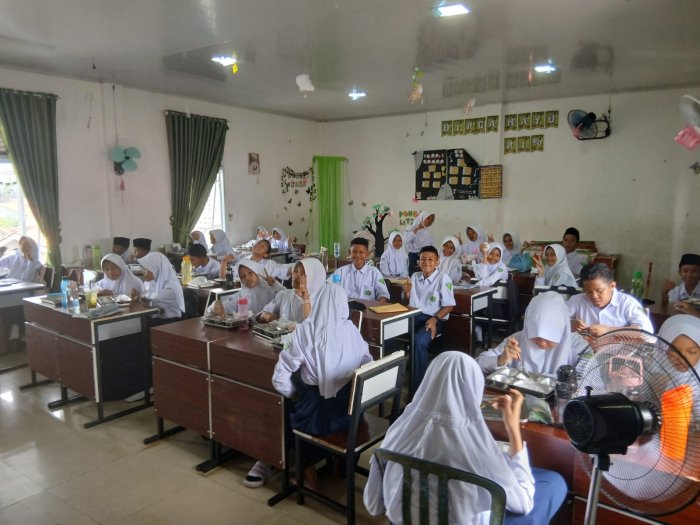 Sarapan, Senyum, dan Semangat: MBG 7I Warnai Senin Pagi di Madrasah