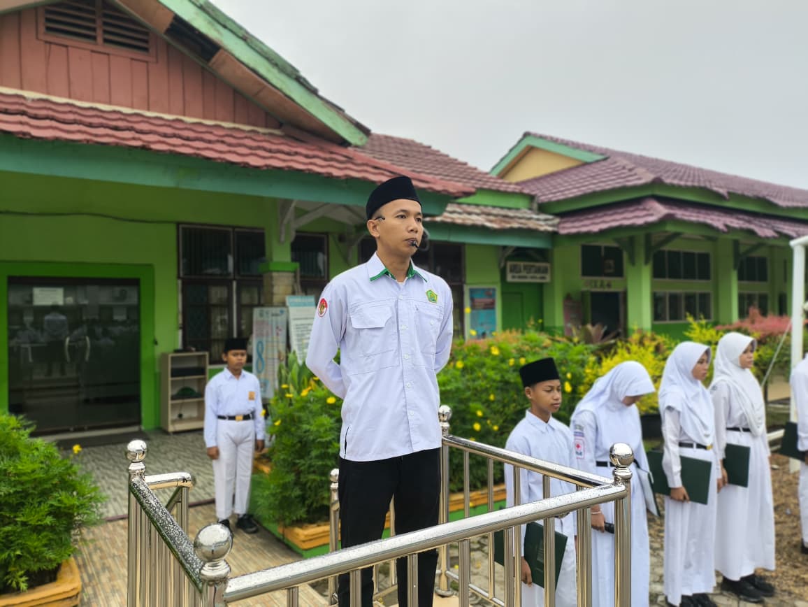 Bapak Arrifqi Muharrami Tegaskan Pentingnya Kebersihan dan Etika dalam Amanat Upacara Bapak Arrifqi Muharrami Tegaskan Pentingnya Kebersihan dan Etika dalam Amanat Upacara