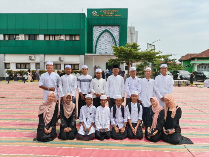 Tim Hadroh Shohibul Muslimin Meriahkan Maulid Nabi: Lantunan Sholawat Menggema di Lapangan Madrasah