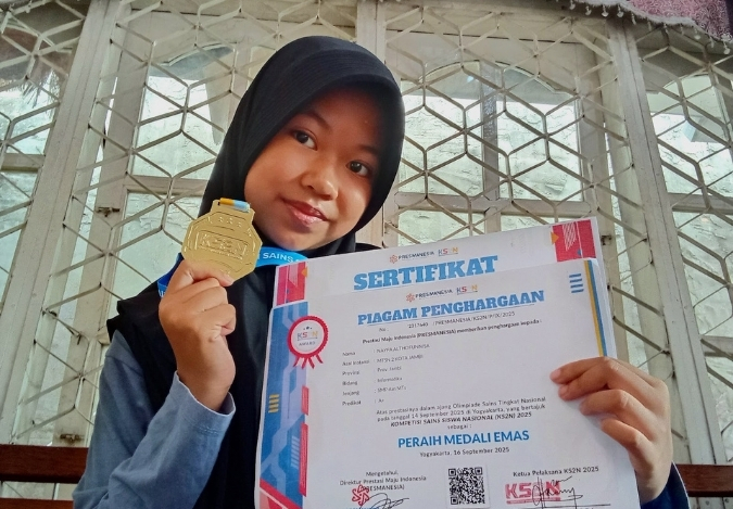 Dua Juara! Nayfa Althofunnisa Raih Emas Informatika dan Perak Astronomi