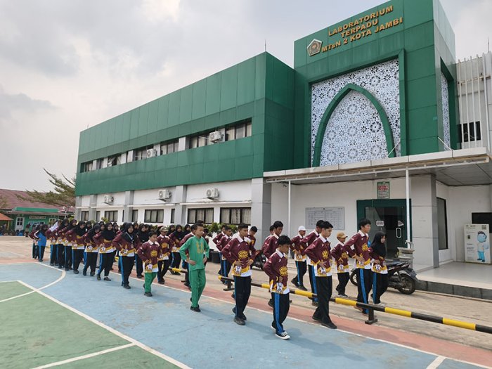 Langkah Tegap Menuju Pawai: Anggota Drumband Tampil Elegan dan Kompak Gelar Latihan LKBB