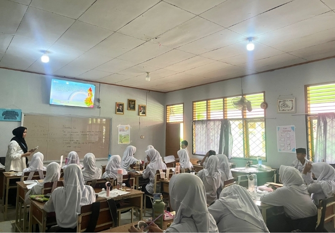 Pembelajaran Narrative Text Bersama Mahasiswi PLP UIN STS di Kelas 8F