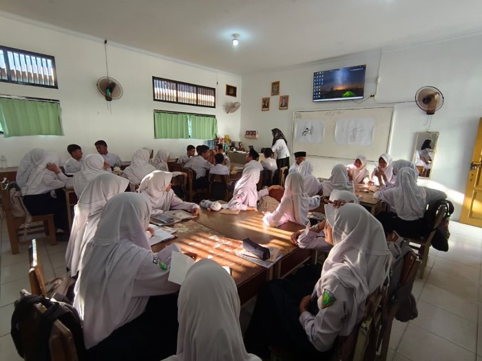 Ibu Suryani Hasibuan, S.Pd. Produksi Video UKIN untuk UKMPPG dengan Dukungan Penuh Rekan Guru